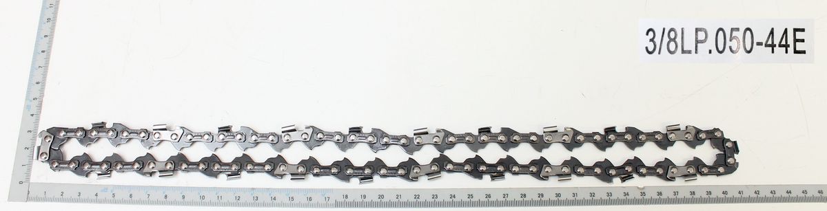 Sägekette 3/8LP.050-44E Parkside, von oben fotografiert, mit Messskala im Hintergrund.