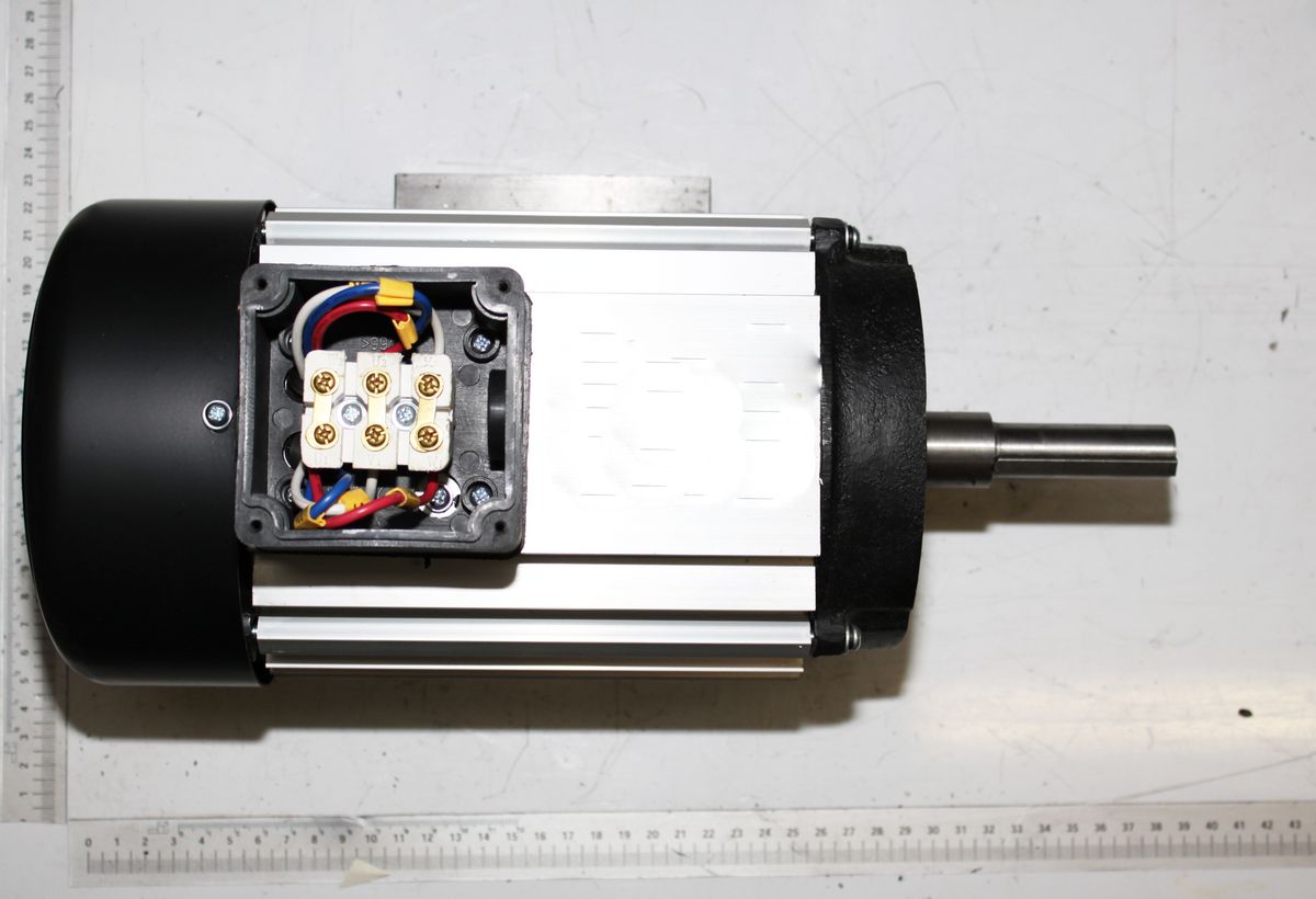 Motor mit Anschlussklemmen und mechanischem Ausleger, Teil einer Serie für 230V/50Hz-Anwendungen