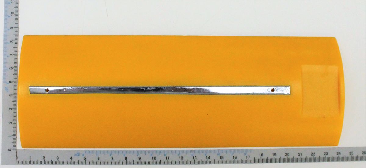 Ein orangefarbenes Schiebeprofil mit einer Metallstange, daneben eine Messskala zur Größenveranschaulichung.