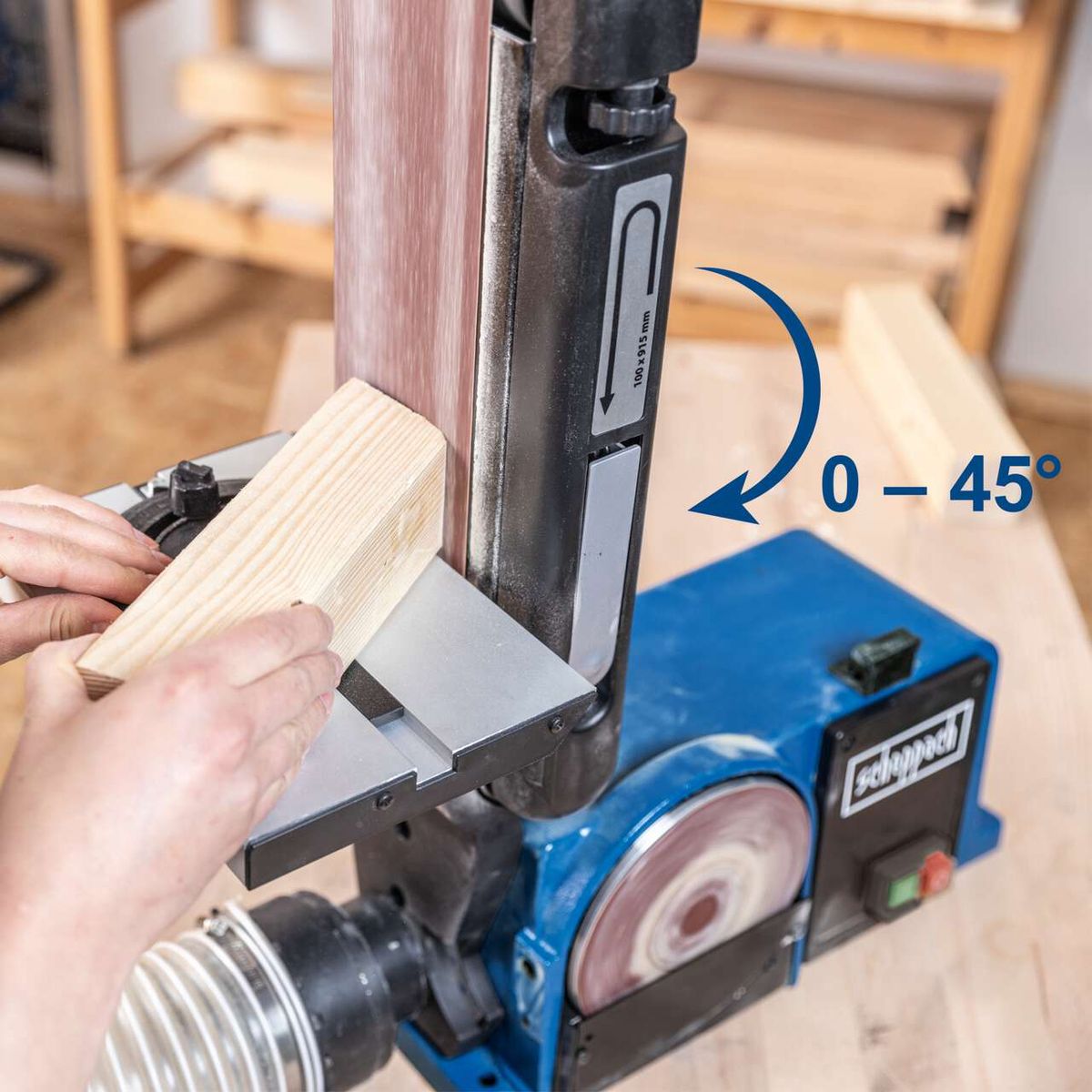 Der Scheppach Band- und Tellerschleifer BTS800 bietet einen einstellbaren Winkel von 0 bis 45 Grad. Die Schleiffläche ist 100 x 915 mm groß.