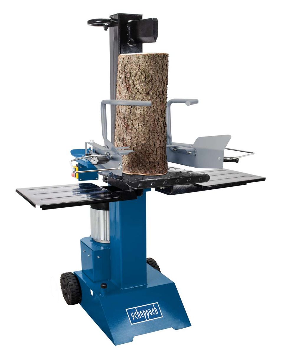 Scheppach Holzspalter HL805 im Einsatz, ein Baumstamm wird gespalten. Der Holzspalter steht auf einer stabilen Basis mit Rädern. Die Maschine ist mit einem Bedienhebel und einer Sicherheitsvorrichtung ausgestattet.