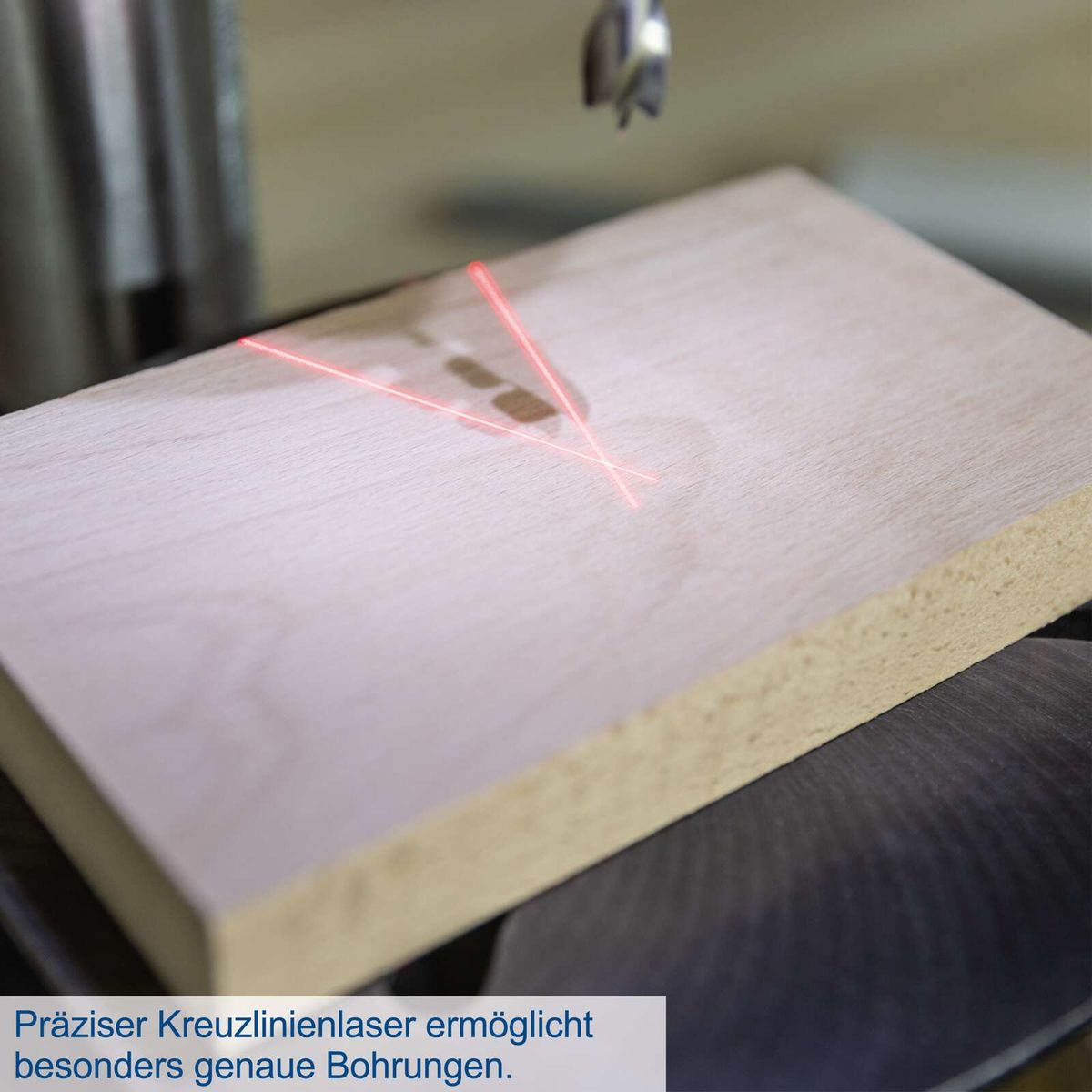 Präziser Kreuzlaser für exakte Bohrungen auf Scheppach-Bohrmaschine