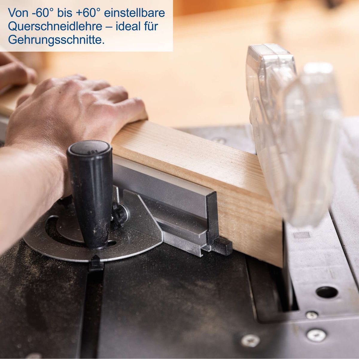 Die Querschneidlehre der Tischkreissäge HS210 von Scheppach ist von -60° bis +60° einstellbar und ideal für Gehrungsschnitte. Sie ermöglicht präzise Winkelanpassungen für verschiedene Schneidaufgaben.