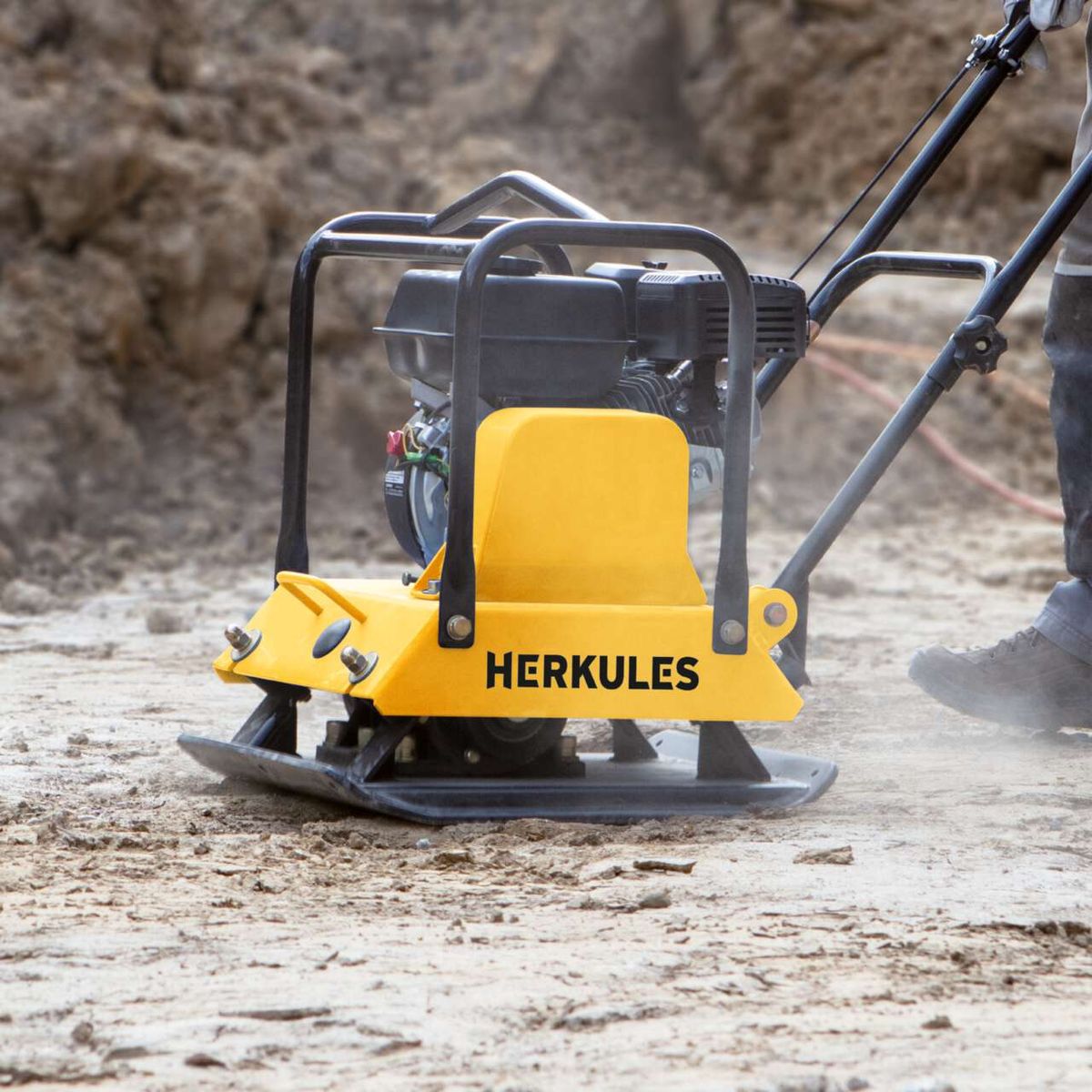Herkules Rüttelplatte mit robustem Rahmen und schwarzem Motor. Ideal für professionelle Verdichtungsarbeiten.