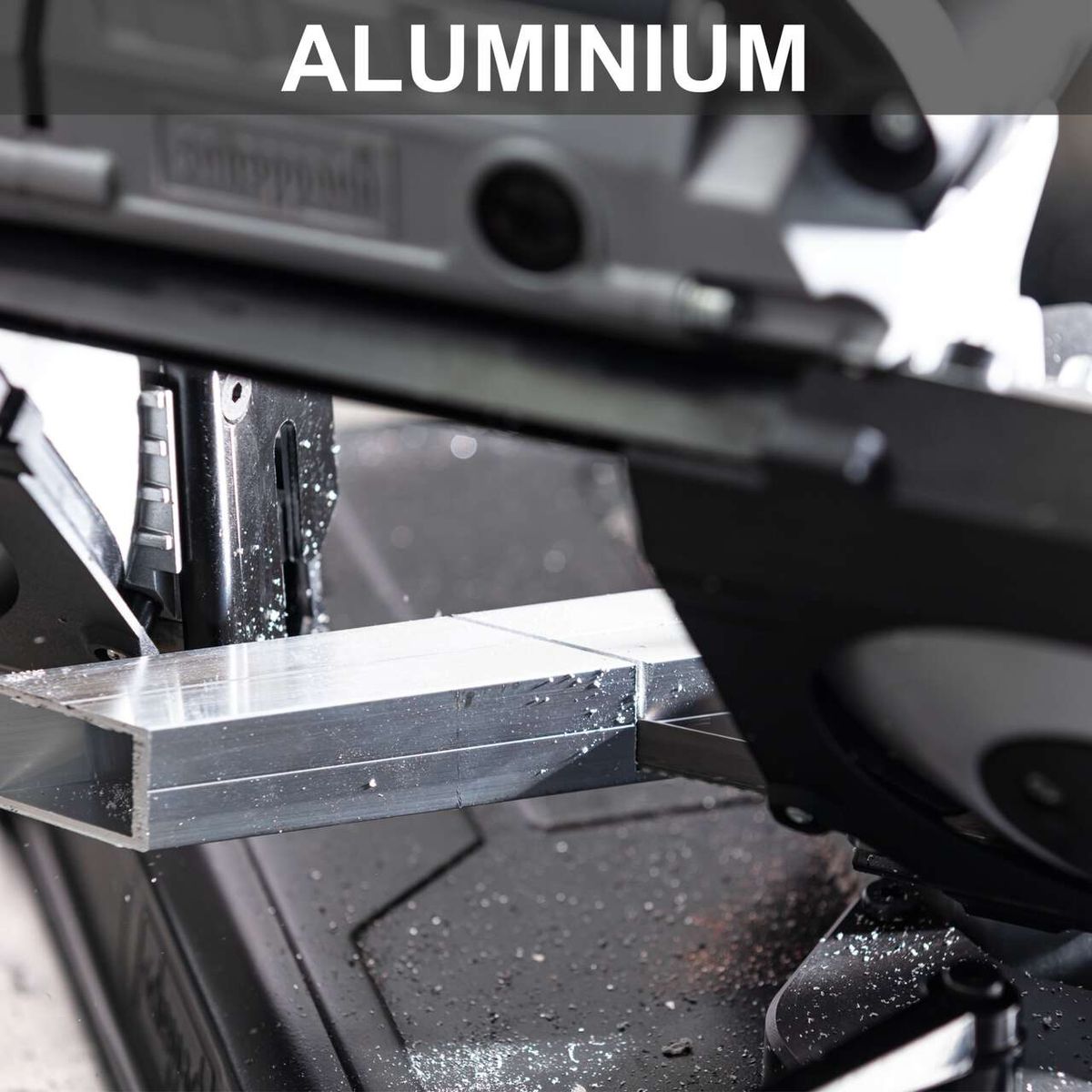 Metallbandsäge mit Arbeitsplatte und LED-Beleuchtung, Detailansicht der Schneidzone