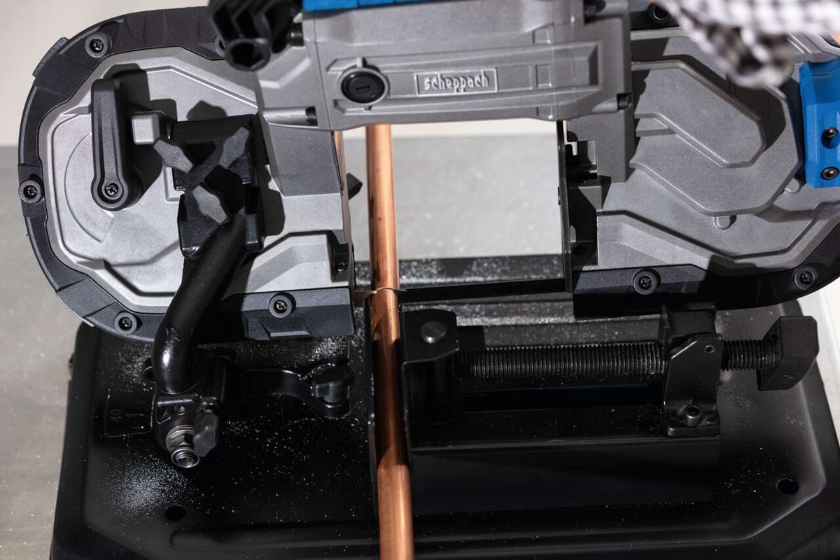 Metallbandsäge MBS1200xt von Scheppach, Detailansicht der Mechanik. Die Säge ist von oben gezeigt.