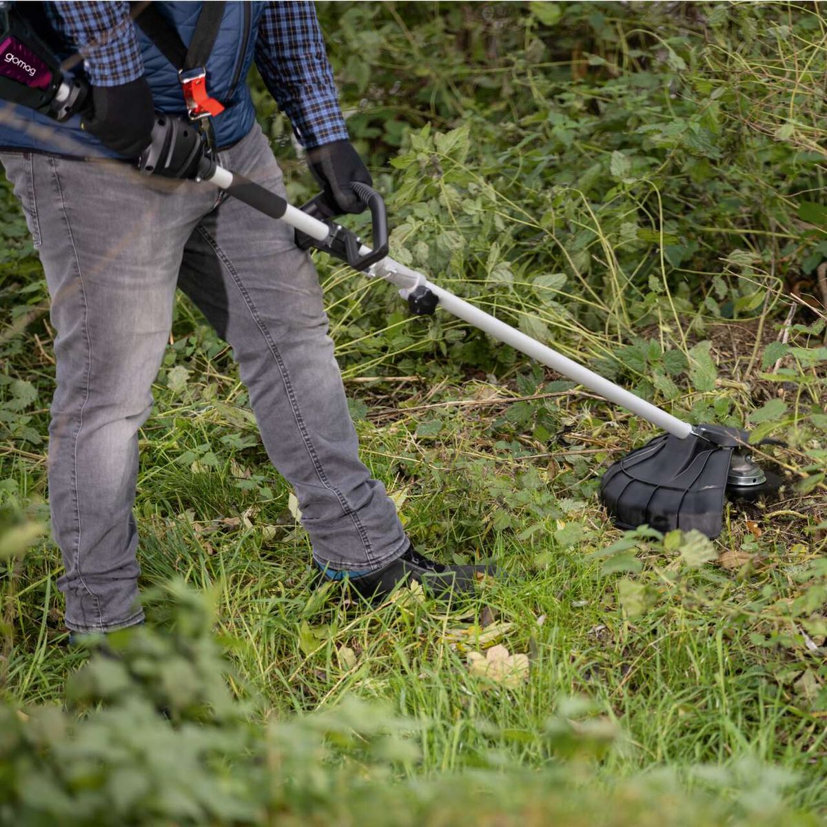 Das Akku-Multifunktionsgerät GO-GMG400BL gomag von Scheppach verfügt über einen Teleskopgriff für einfache Handhabung und einen robusten Motor für zuverlässige Leistung. Es ist ideal für verschiedene Gartenarbeiten.