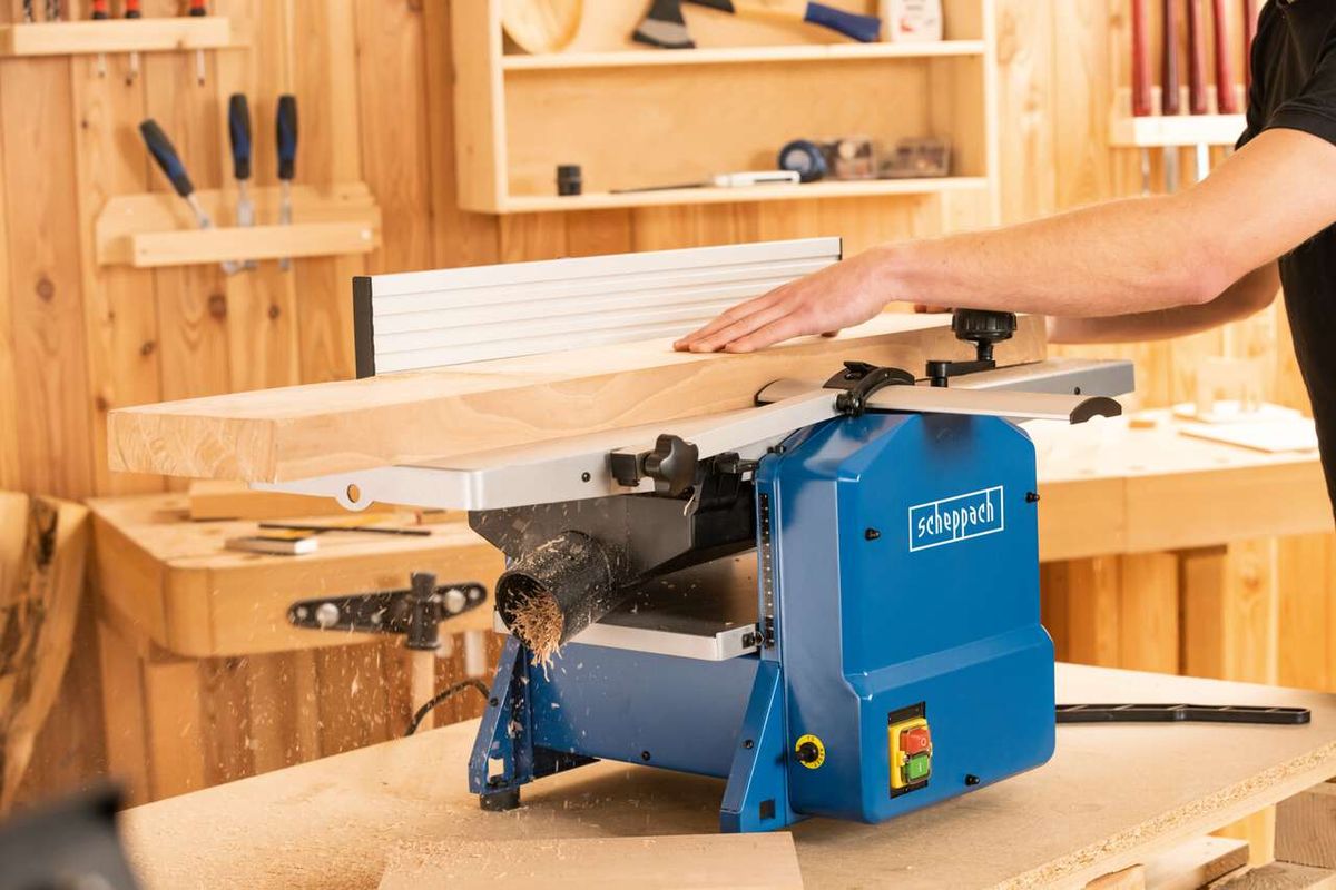 Abricht- & Dickenhobelmaschine HMS1070 Scheppach, 1500W, Hobelbreite 254mm, Höhe 120mm. Die Maschine wird von der Seite gezeigt.