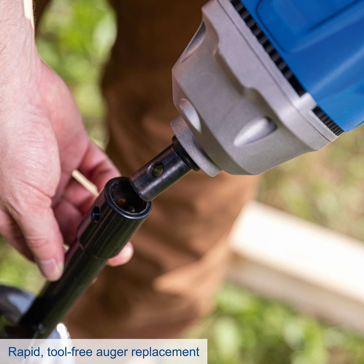 The Scheppach Akku Erdbohrer EB100-X allows for rapid, tool-free auger replacement. Perfect for efficient work.