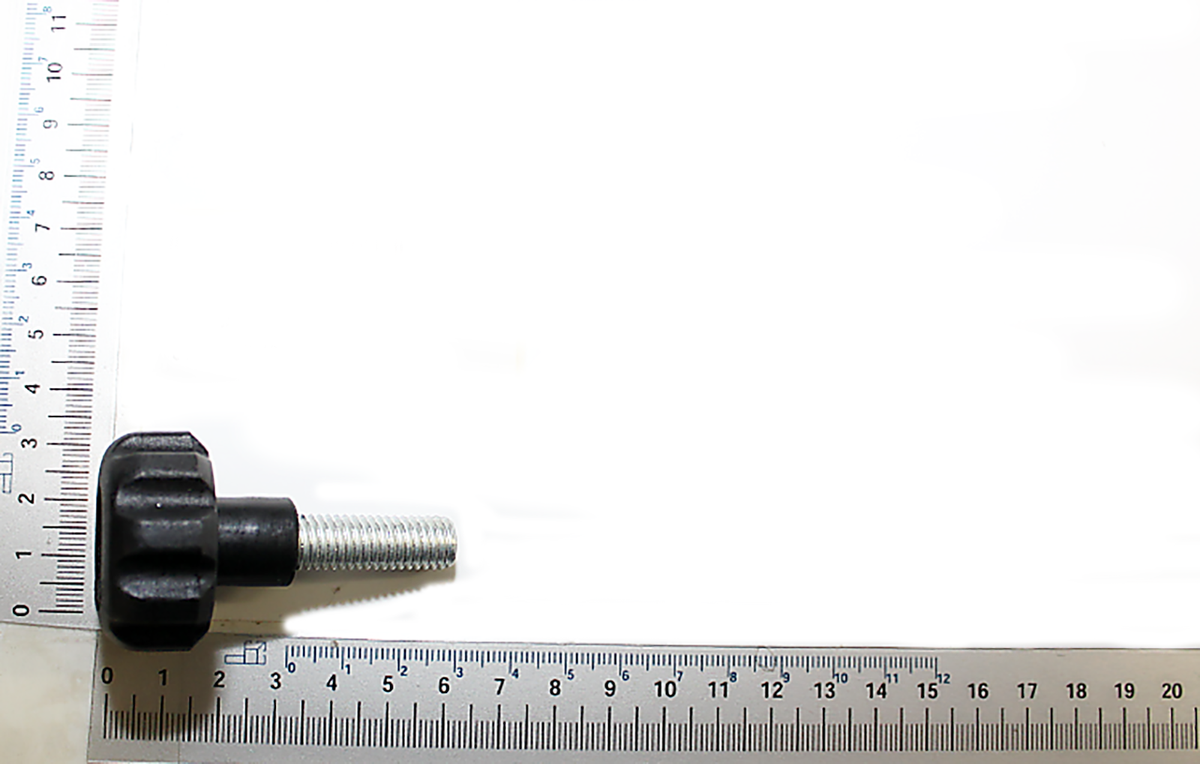 Sterngriffschraube M10x40 von Scheppach. Die Schraube liegt auf einer Messskala und ist von der Seite zu sehen.