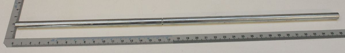 Schaltstange Ø8x361 von Scheppach. Die Stange ist 36 cm lang und liegt neben einem Lineal zur Größenveranschaulichung. Die Stange wird von links nach rechts gezeigt.