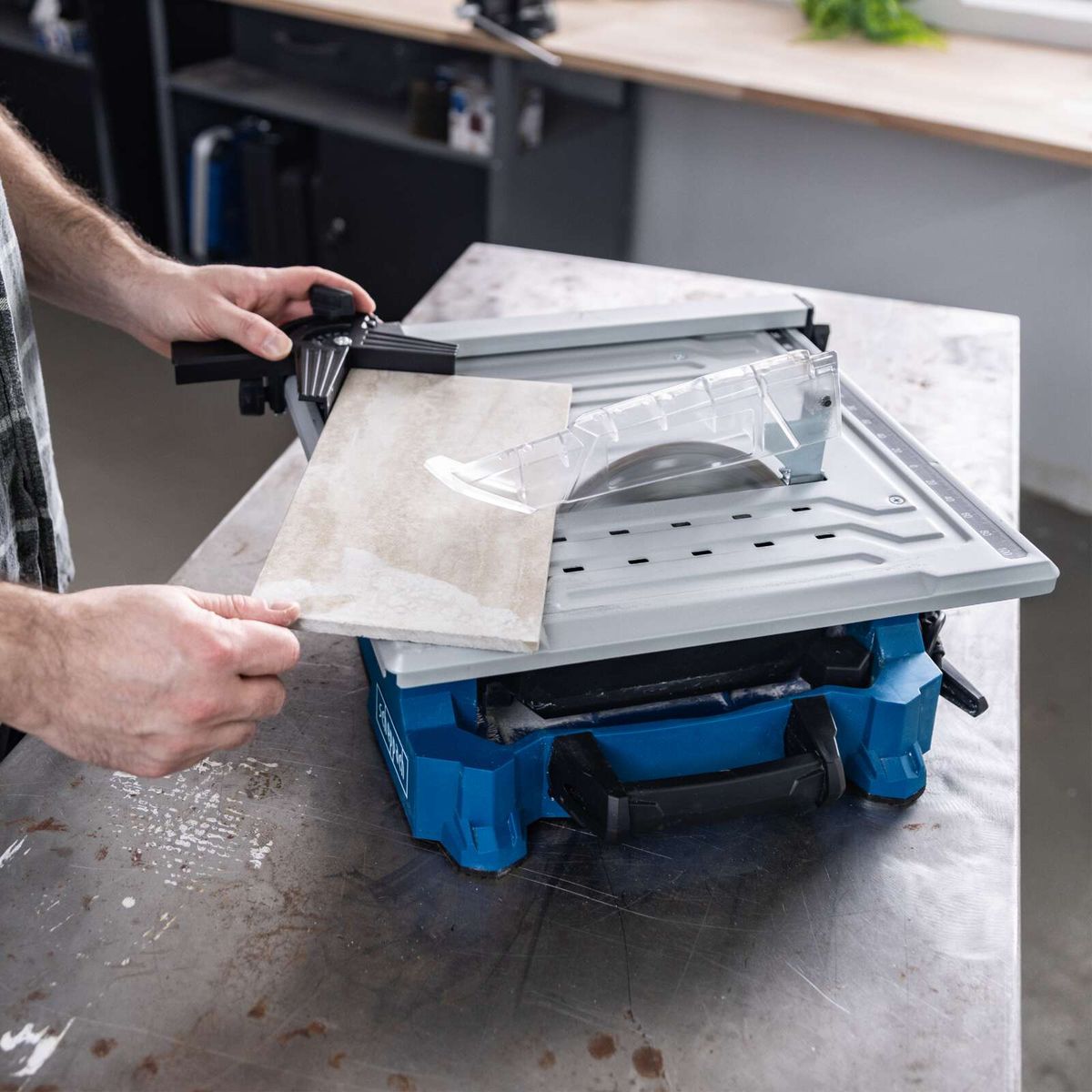 Steinschneider mit Wasserkühlung und 180-mm-Trennscheibe für präzise Schnitte