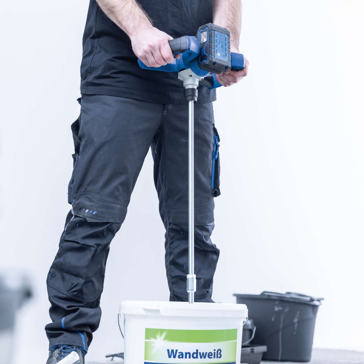 Akku-Farb- und Mörtelrührwerk mit Rührwerkzeug und Behälter für Wandweiß