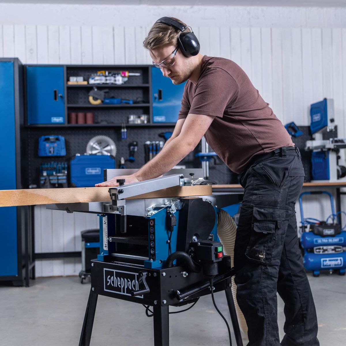 Der Scheppach Abricht- & Dickenhobel HMS1500 mit 2200W, 230V, 260mm Hobelbreite und 160mm Durchlasshöhe inkl. fahrbarem Untergestell. Wichtige Merkmale: robuste Bauweise, präzise Einstellung, einfache Handhabung.