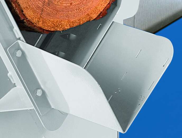 Wippenverlängerung von Scheppach, gezeigt von der Seite mit einem Holzstück darauf.