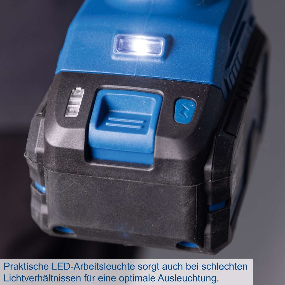 Praktische LED-Arbeitsleuchte sorgt auch bei schlechten Lichtverhältnissen für eine optimale Ausleuchtung.