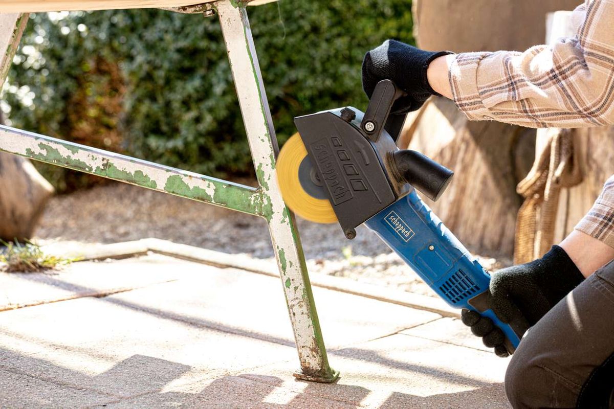 Scheppach-Werkzeug mit rot-schwarzem Griff und gelber Scheibe, verwendet für Metallbearbeitung