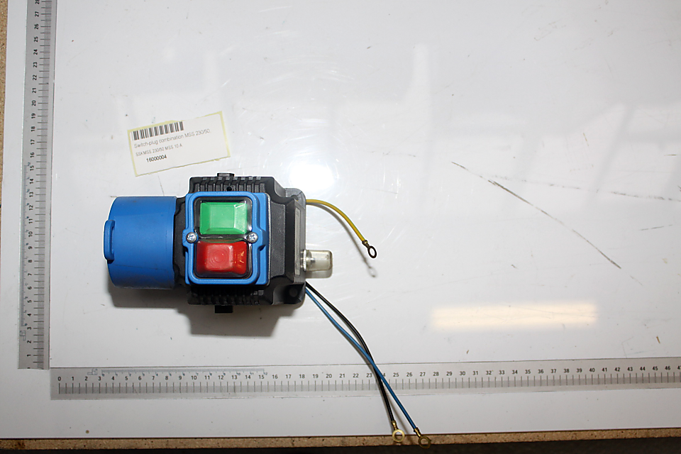 Ein Scheppach-Schalterstecker-Kombination SSKMSS 230/50 MSS 10 A 10A, von vorne fotografiert.