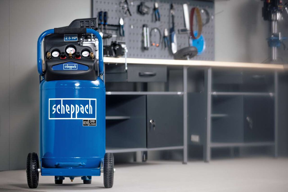 Scheppach Kompressor HC80V mit 80L Kessel und 10bar Druck. Gezeigt von hinten.