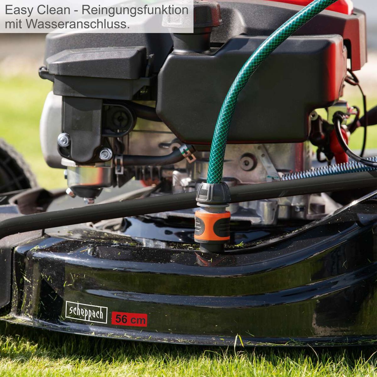 Der Benzin-Rasenmäher MS225-56 von Scheppach bietet eine Easy Clean-Reinigungsfunktion mit Wasseranschluss. Die Schnittbreite beträgt 56 cm.