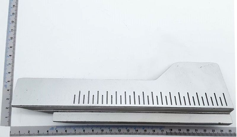 Verschiebbarer Anschlag rechts, Ansicht von oben, mit Messskala im Hintergrund.