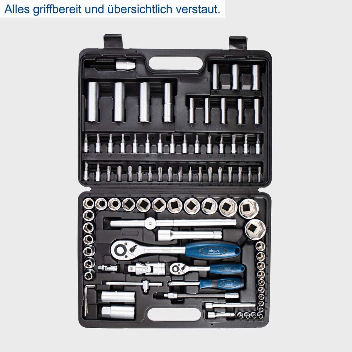 Der Werkzeugkoffer TB94 von Scheppach enthält eine Vielzahl von Werkzeugen, darunter verschiedene Nüsse, Stecknüsse, Bits und Ratschen. Alle Werkzeuge sind übersichtlich und griffbereit verstaut.