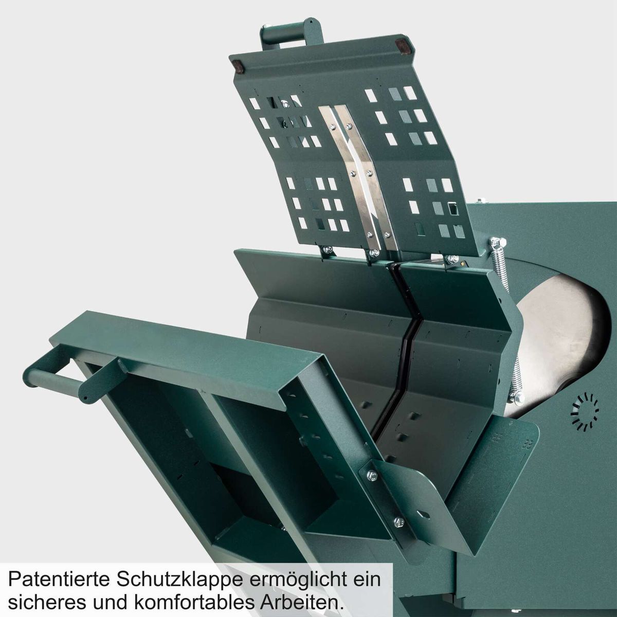 Patentierte Schutzklappe ermöglicht sicheres und komfortables Arbeiten. Die Wippsäge wox d700 von Scheppach Forrest bietet eine innovative Schutzfunktion für erhöhte Sicherheit und Benutzerfreundlichkeit.