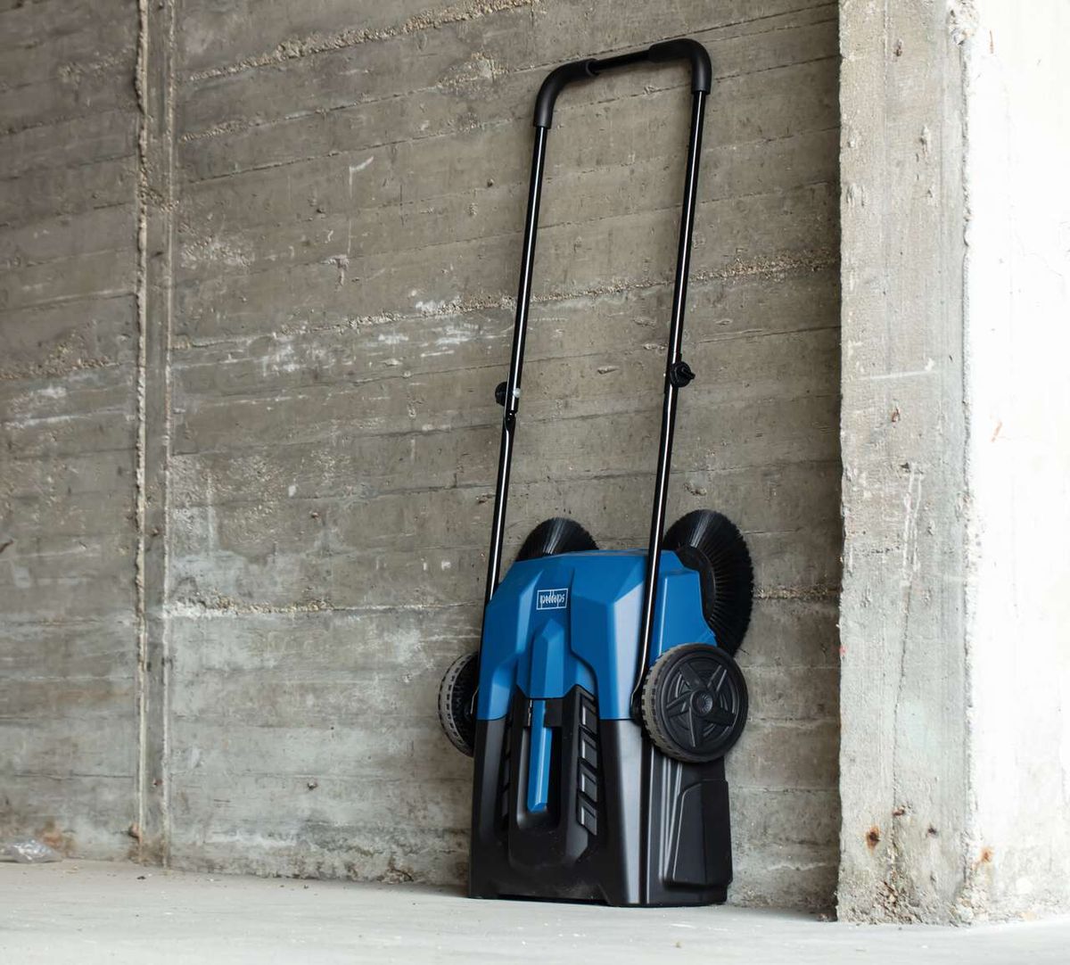 Scheppach Kehrmaschine Trike-S mit breitem Kehrschild und Transportwagen