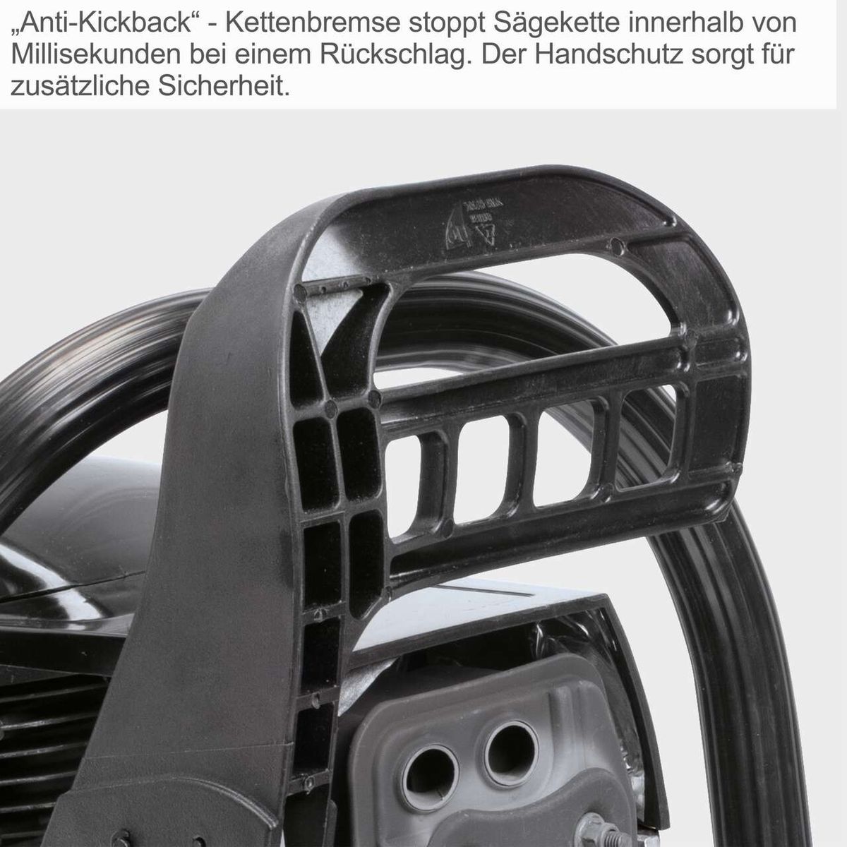 Die Scheppach CSP50 Benzinmotor-Kettensäge verfügt über eine Kettenbremse, die die Sägekette bei einem Rückschlag innerhalb von Millisekunden stoppt. Der Handschutz sorgt für zusätzliche Sicherheit.