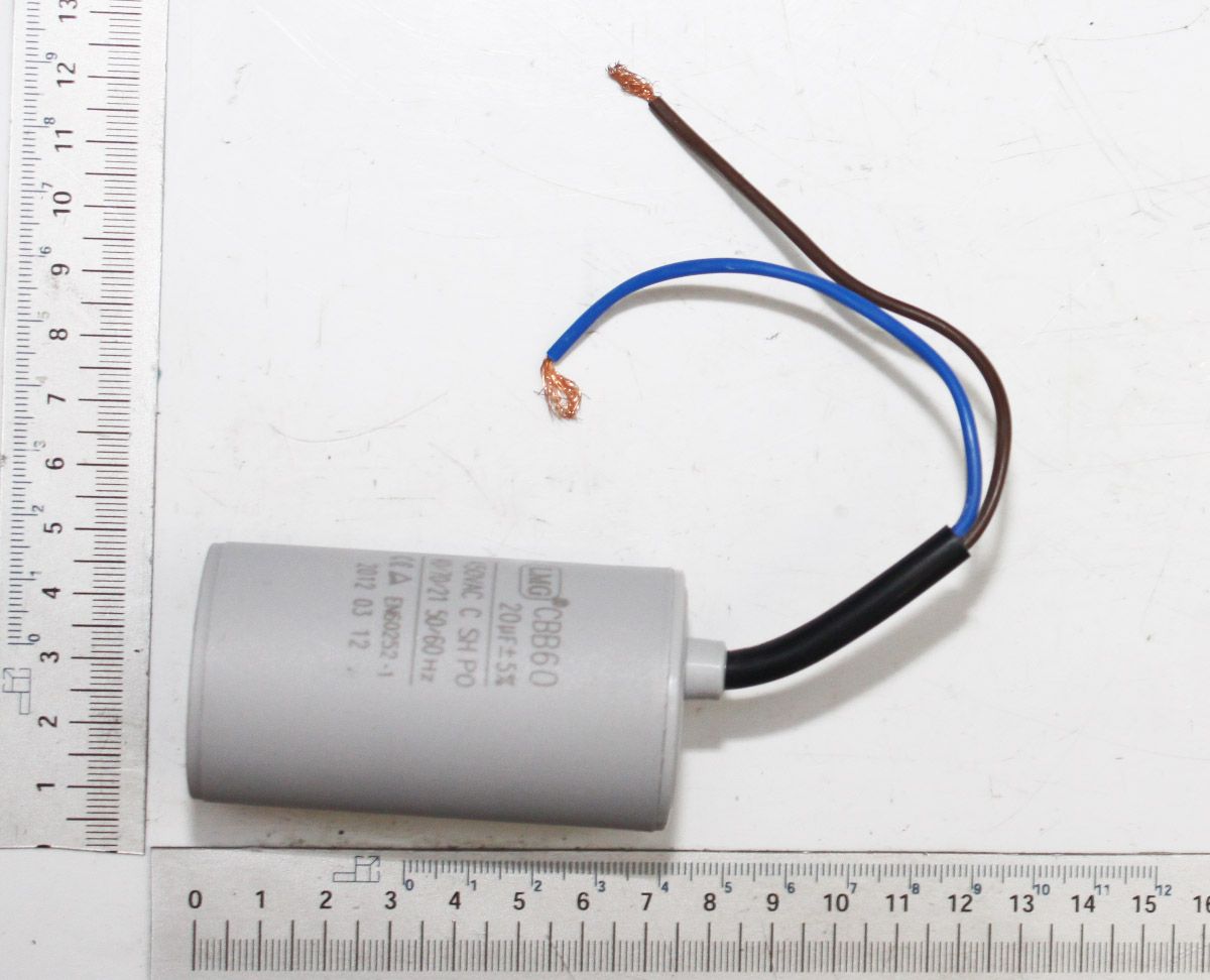 Kondensator mit zwei Anschlüssen und Beschriftung '20 µF / 450V'