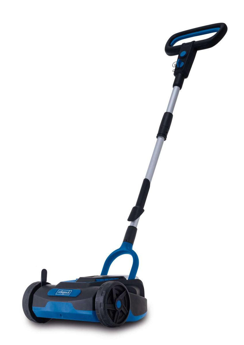 Akku-Rasenmäher BC-MP220-X Scheppach, Ansicht von der Seite. Der Rasenmäher hat eine Schnittbreite von 21,5 cm und eine Schnitthöhe von 30-50 mm. Er eignet sich für Rasenflächen bis zu 120 m² und verfügt über eine Mulchfunktion.