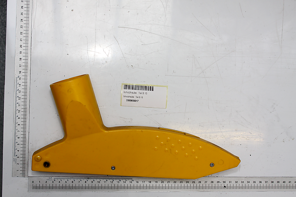 Schutzhaube für Scheppach-Werkzeug, von der Seite betrachtet, mit zwei Befestigungspunkten und einem Aufkleber mit der Bezeichnung '3300655017'.