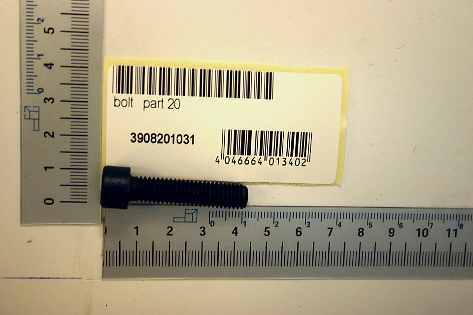 Scheppach-Zylinderschraube (Teil 20) mit Beschriftung und Barcode