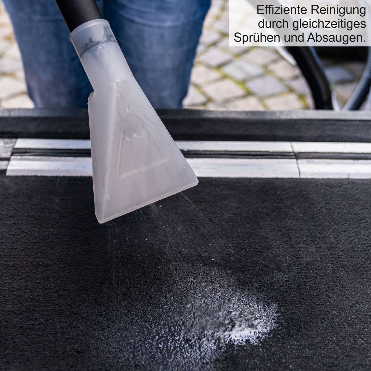 Effiziente Reinigung durch gleichzeitiges Sprühen und Absaugen. Ideal für gründliche Oberflächenreinigung.