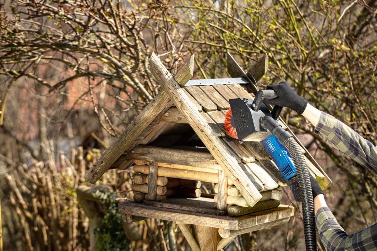 Scheppach-Nylonbürste mit Bürstenaufsatz am Werkzeugarm in der Natur