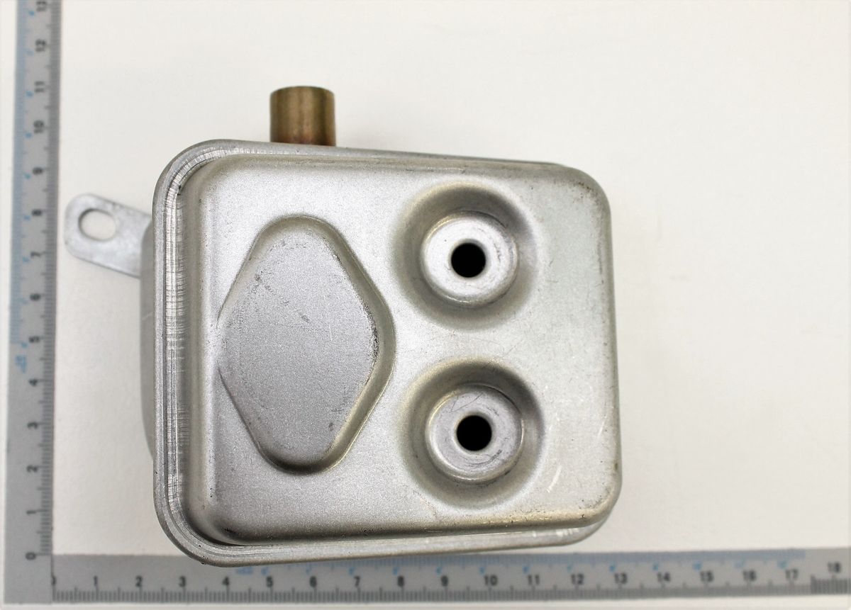 Auspuff mit drei Öffnungen, von oben fotografiert. Maße: ca. 10 cm x 7 cm.