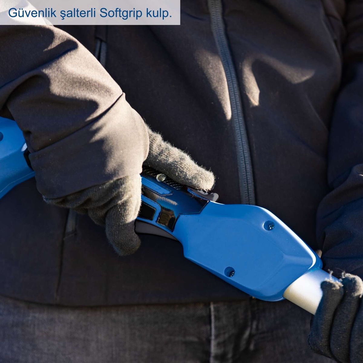 Die Akku-Teleskop-Heckenschere C-PHS410-X Scheppach verfügt über einen Softgrip für sicheres Arbeiten. Der Kabelzug ermöglicht eine einfache Handhabung. Die Heckenschere ist mit einem Teleskopgriff ausgestattet, der eine bequeme Reichweite bietet.