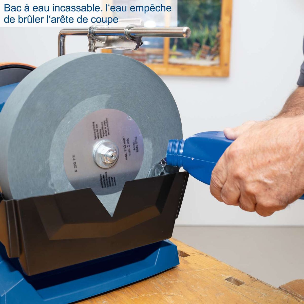 The wet grinding system TIGER 5000S by Scheppach features an unbreakable water tank that prevents the cutting edge from burning.