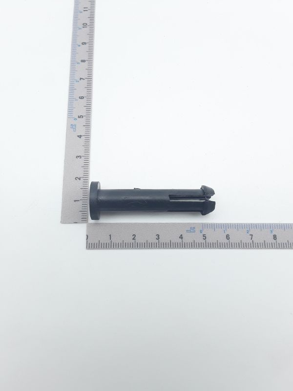 Drehzapfen von Scheppach, gezeigt von der Seite neben einem Lineal zur Größenveranschaulichung.