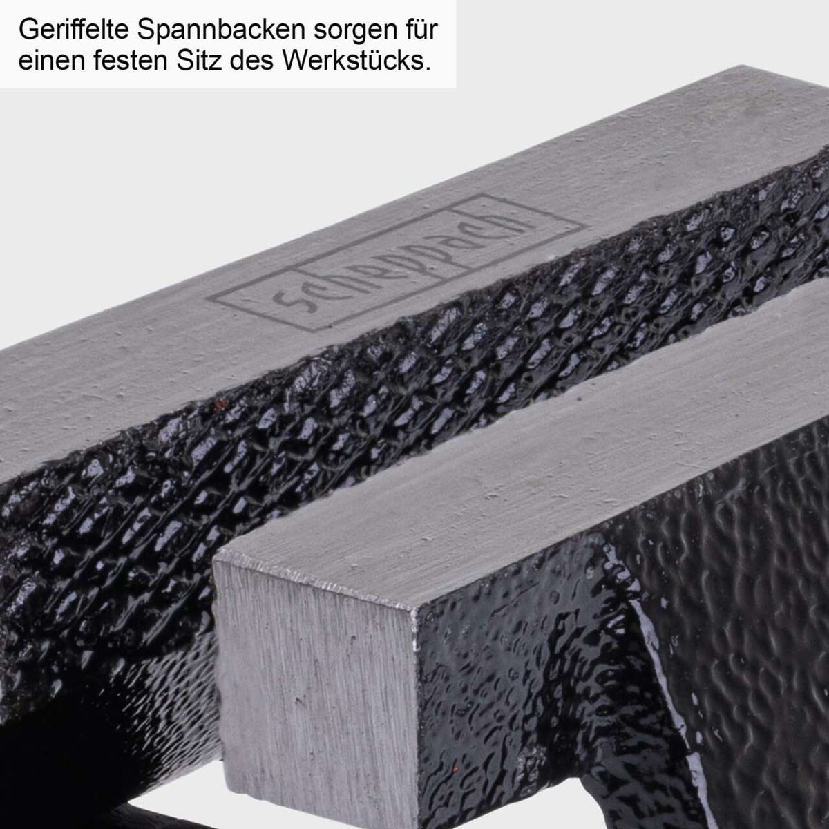 Der Schraubstock ASV360-100 von Scheppach verfügt über geriffelte Spannbacken für einen festen Sitz des Werkstücks.