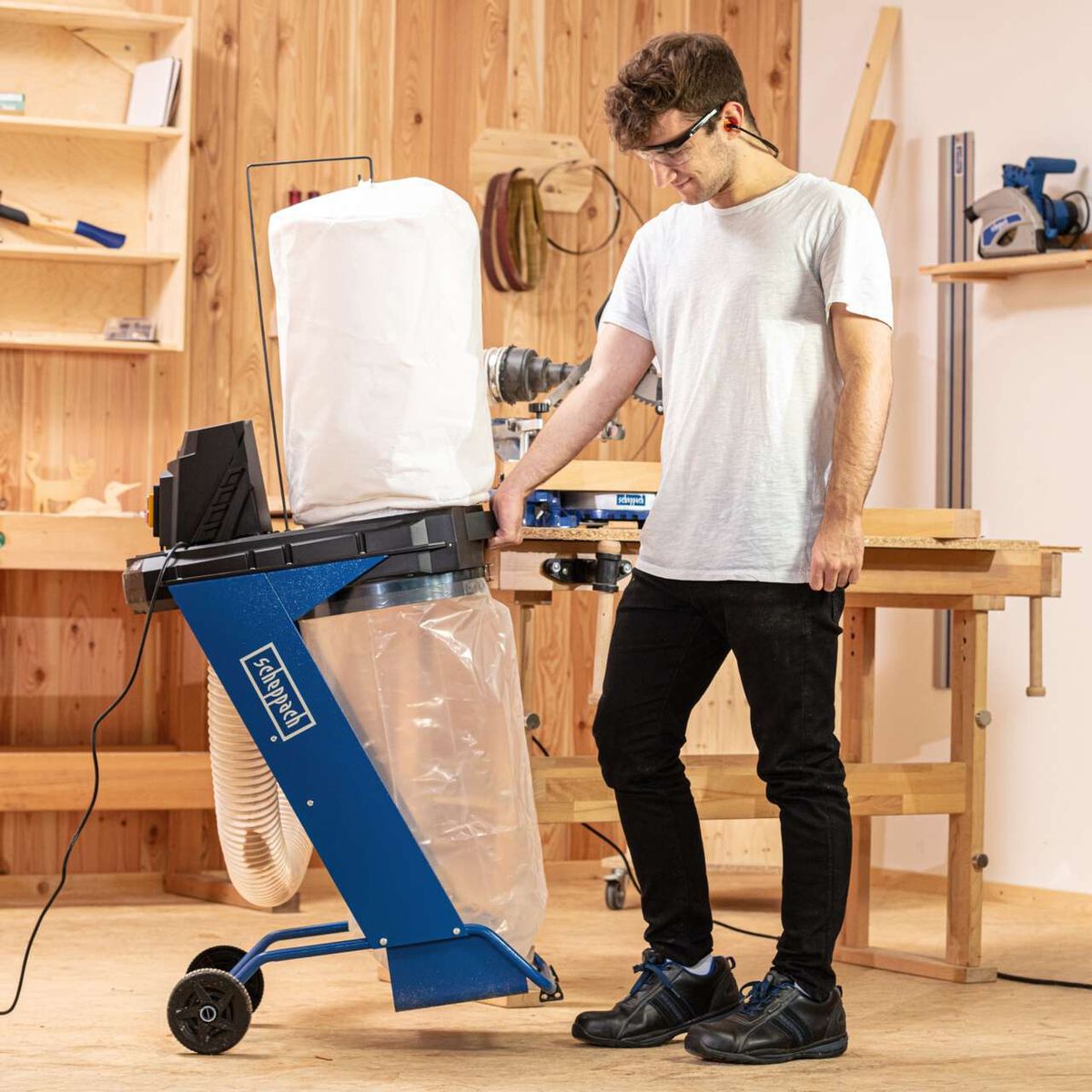 Die Absauganlage DC500 von Scheppach mit 75L Volumen, 550W Leistung und einer Luftleistung von 1150 m³/h. Inklusive 4-teiligem Adapterset. Die Maschine verfügt über einen großen Staubsack und einen robusten Rahmen.
