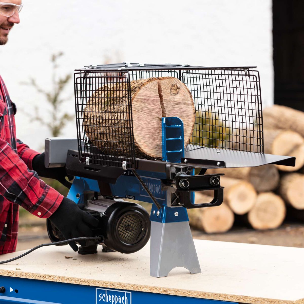 Holzspalter HL460 von Scheppach mit Holzstück in der Aufspalterbox, elektrisch betrieben, für DIY-Anwendung