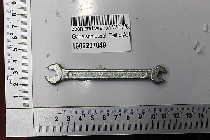 Ein Gabelschlüssel SW 5,5 / 7 von Scheppach, gezeigt von der Seite auf einem weißen Hintergrund.