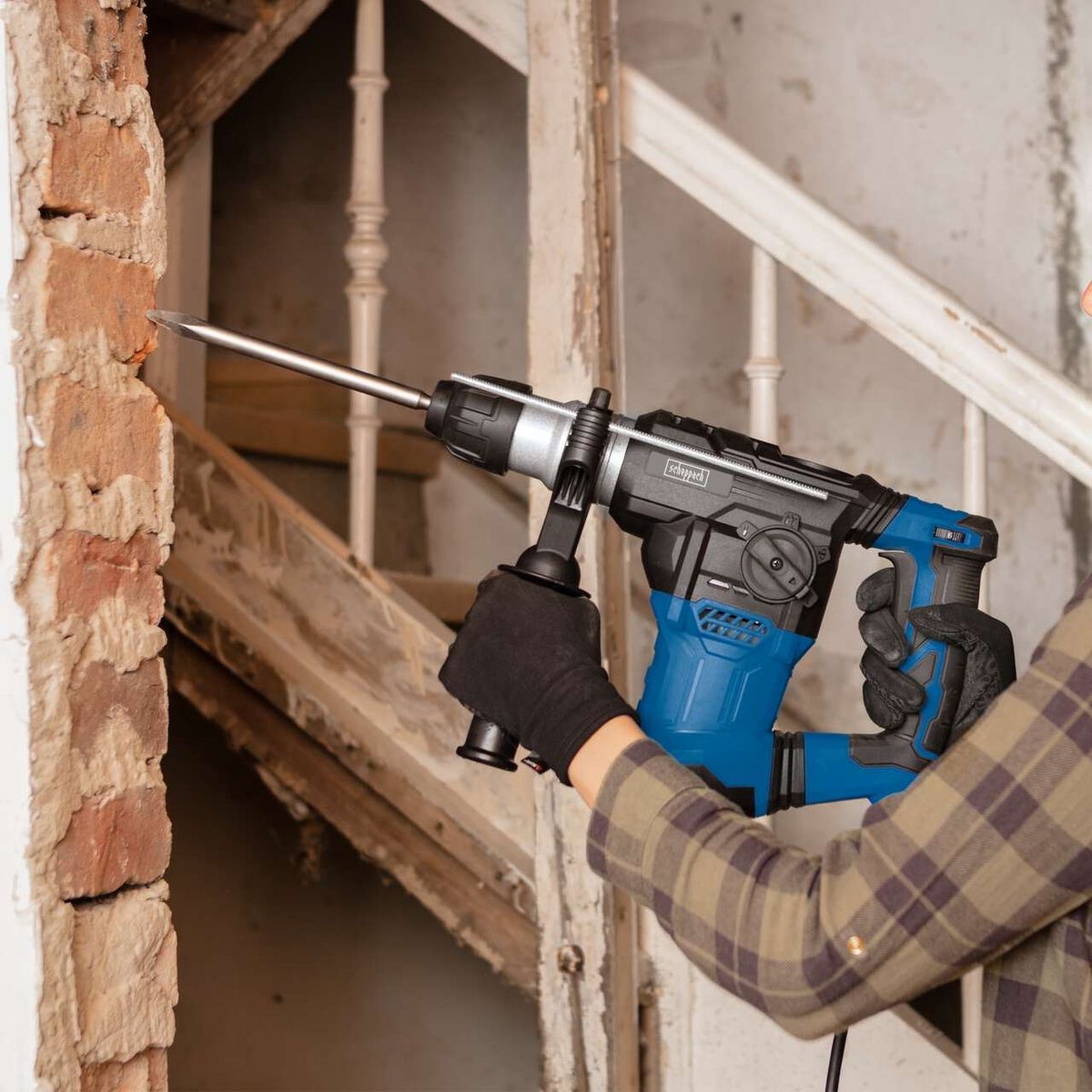Der Scheppach Bohrhammer DH1500 Plus mit SDS-Plus-Aufnahme und 7 Joule Schlagenergie. Inklusive Koffer, Bohrer und Zubehör. 1500W Leistung bei 230V.