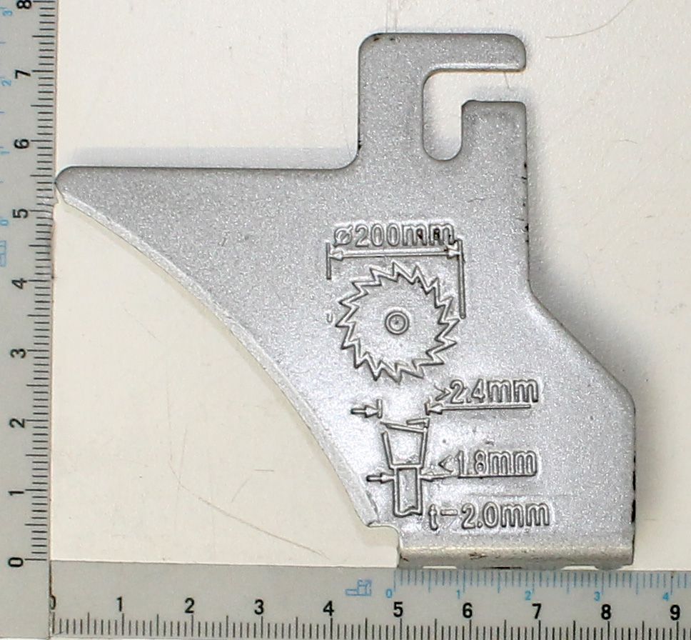 Scheppach Spaltkeil mit Skala. Gezeigt von der Seite. Maße: 200 mm Durchmesser, 24 mm, 18 mm und 2,0 mm Dicke.