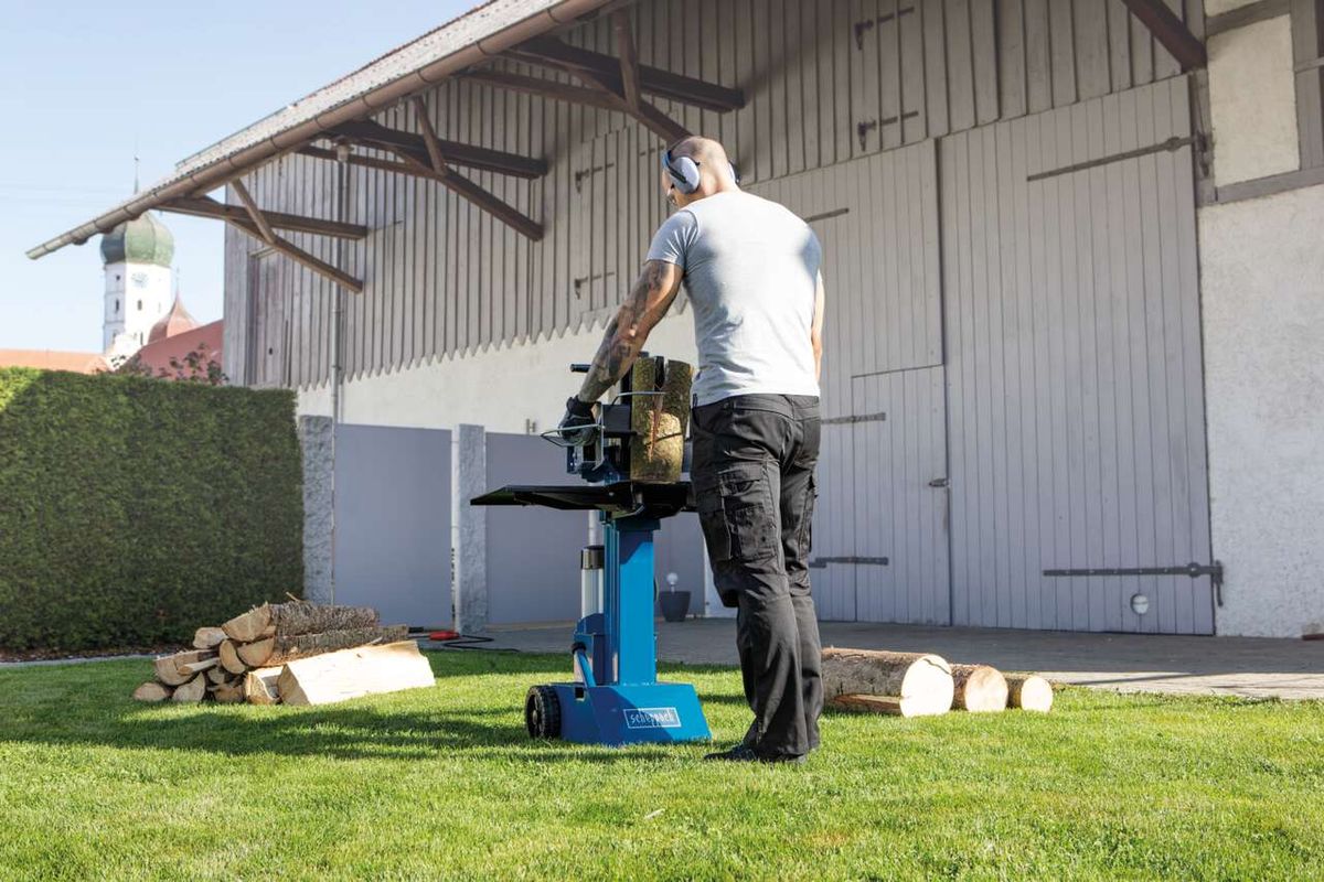 Scheppach-Holzspalter HL810 im Einsatz mit Holzstapel und Werkzeugaufsatz