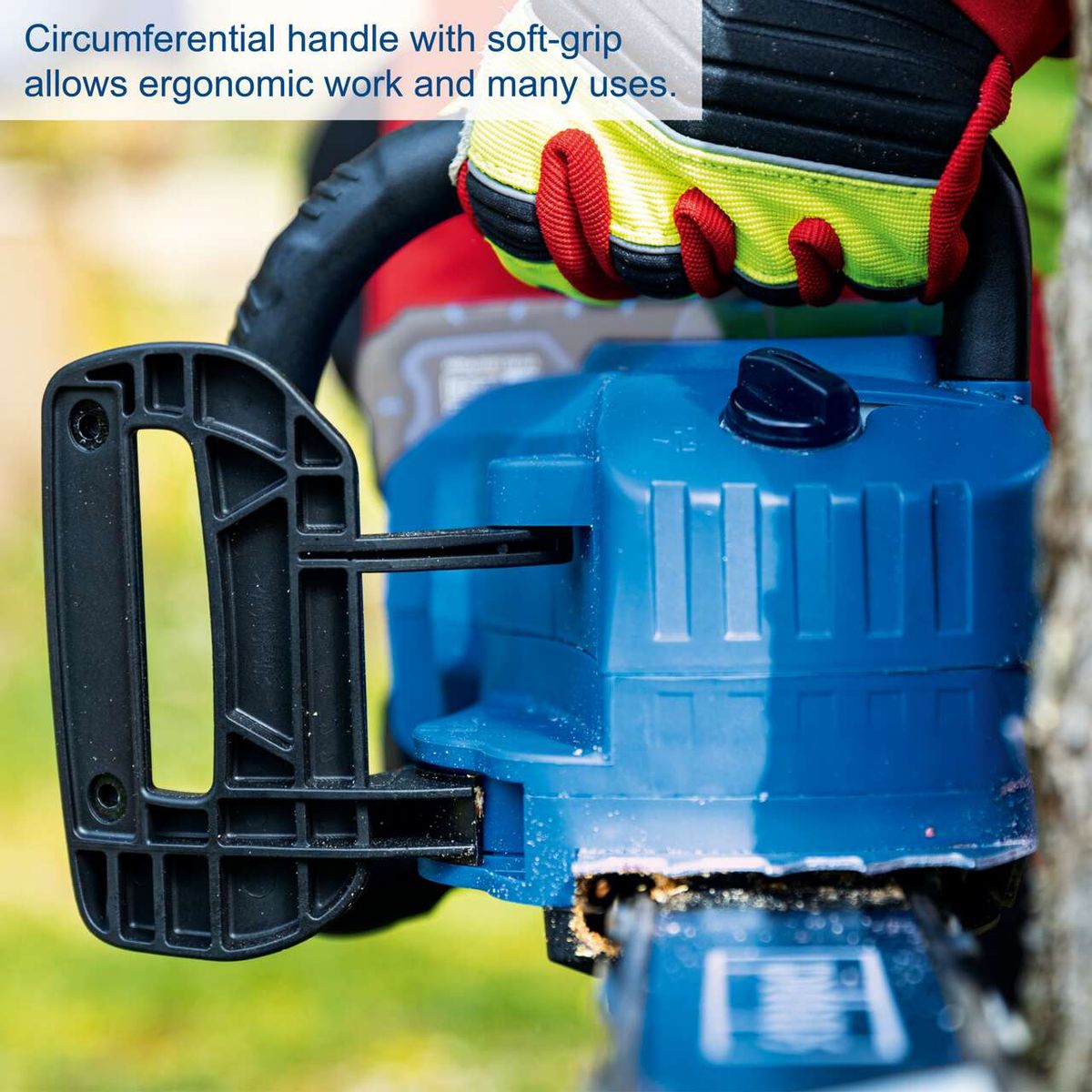 The cordless chainsaw BC-CS355Duo-X by Scheppach features a circumferential handle with a soft grip for ergonomic work and multiple uses.