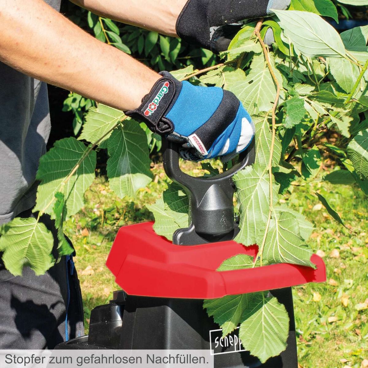 Der Scheppach Leisehäcksler GS60 verfügt über einen Stopfer zum gefahrlosen Nachfüllen. Aststärke bis 45mm, 60L Box, Selbsteinzug und Rücklauf inklusive Zubehör.