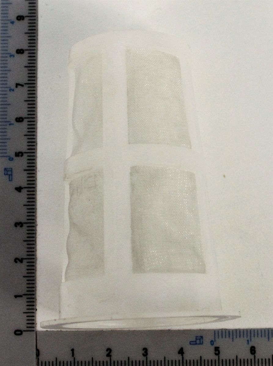 Ein Kraftstofffilter mit zwei quadratischen Filtern, daneben eine Messskala zur Größenbestimmung.