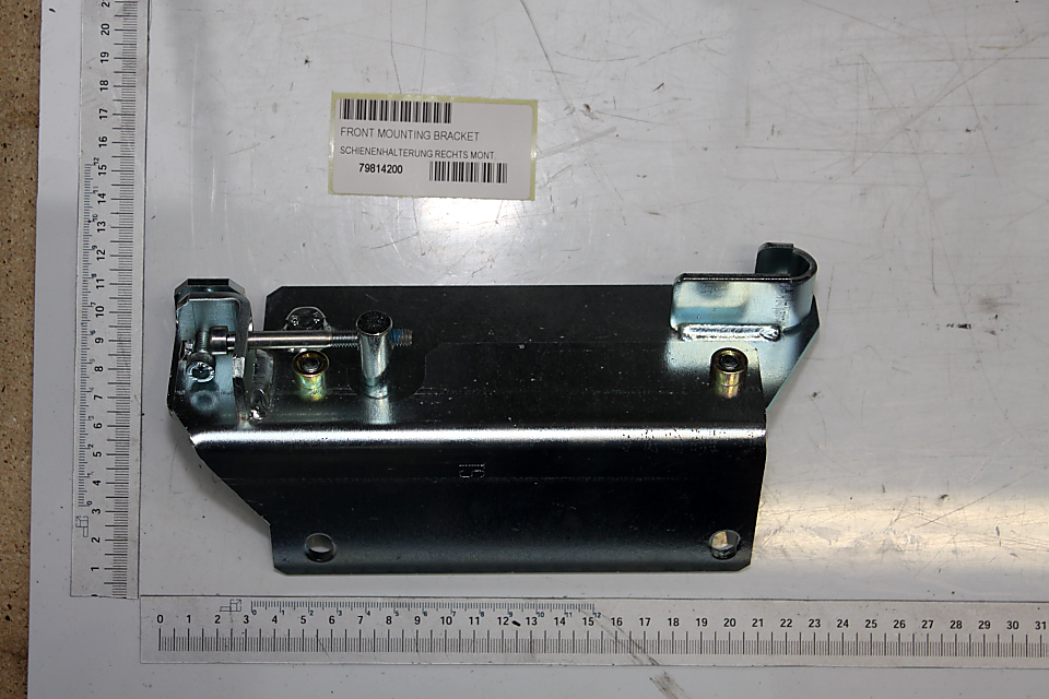 SCHIENENHALTERUNG RECHTS MONT. von Scheppach. Gezeigt von vorne auf weißem Hintergrund.